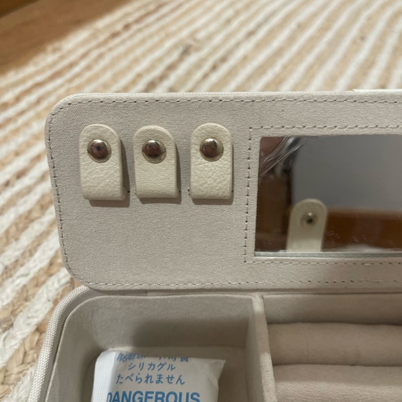 Béis “The Jewelry Case” Cream Jewelry Organizer with Mirror NWT - Picture 5 of 9